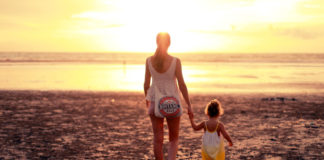 mom-daughters-beach