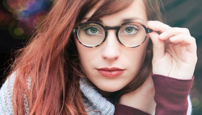 woman-wearing-glasses